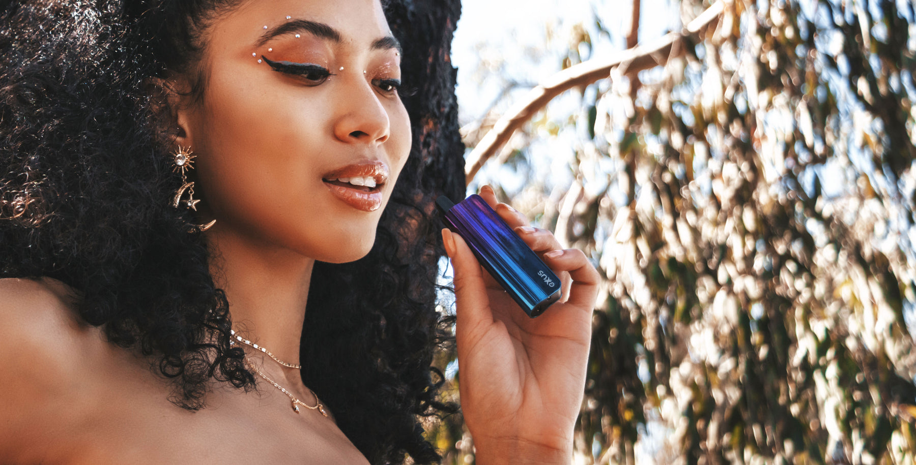 woman using the Exxus Snap VV at park next to tree